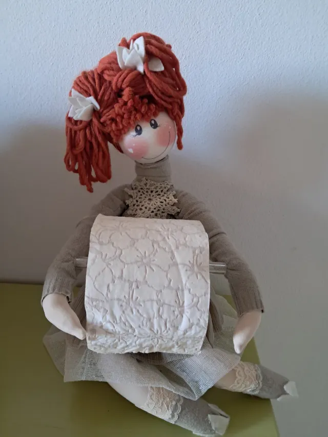 Bambola fatta a mano portarotolo carta igienica
