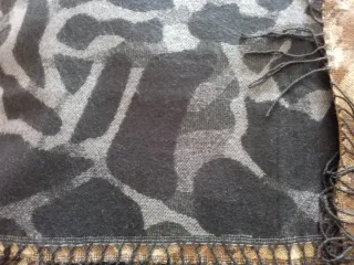 Sciarpa donna nera e beige fantasia