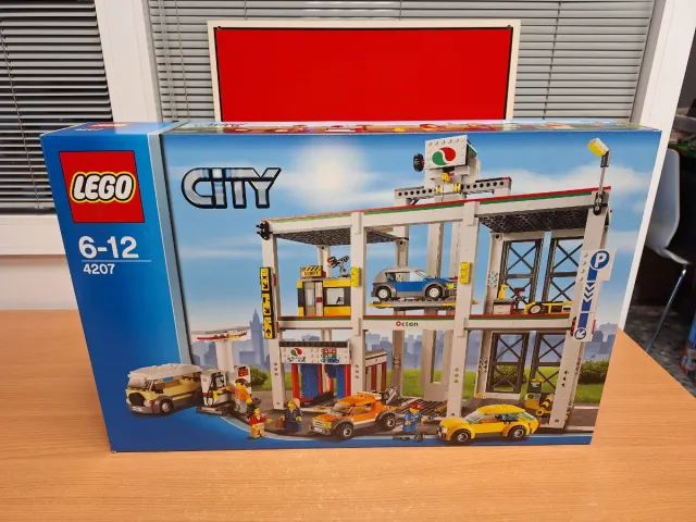 LEGO CITY 4207 CITY GARAGE (2012)