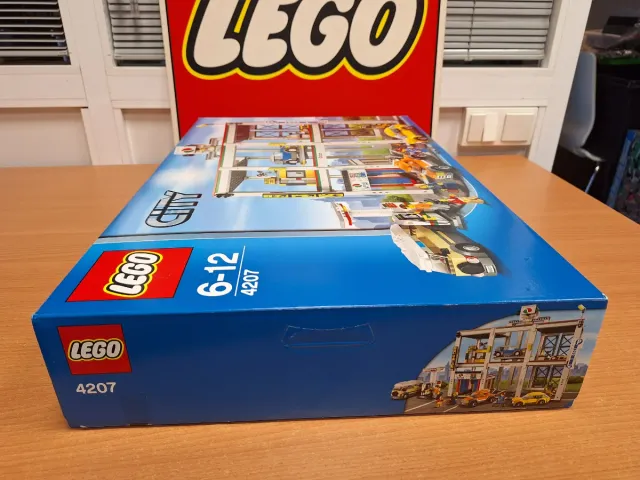 LEGO CITY 4207 CITY GARAGE (2012)