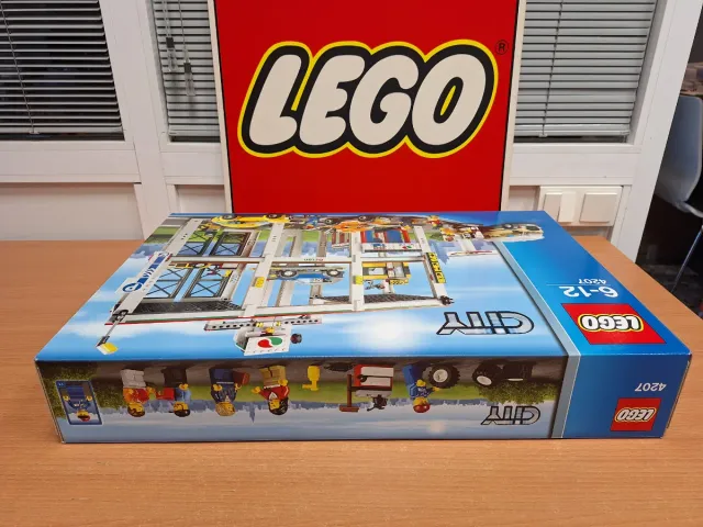 LEGO CITY 4207 CITY GARAGE (2012)