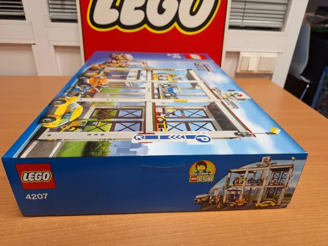 LEGO CITY 4207 CITY GARAGE (2012)