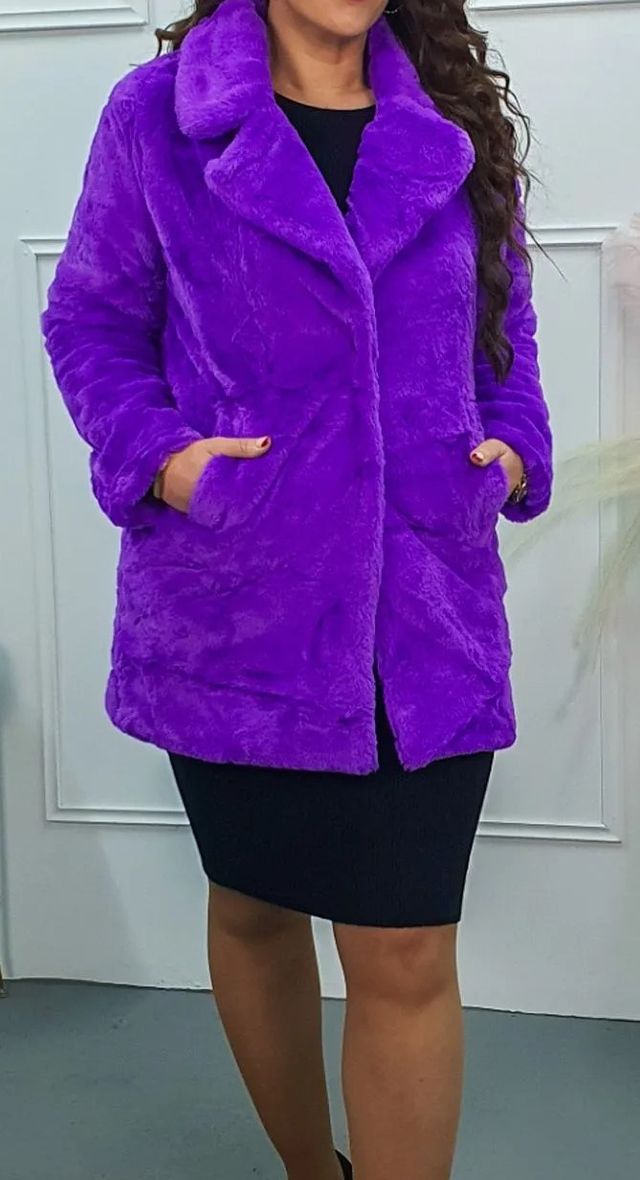 Abrigo pelo morado elegante nuevo