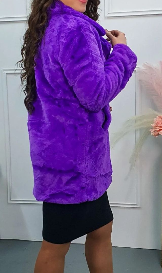 Abrigo pelo morado elegante nuevo