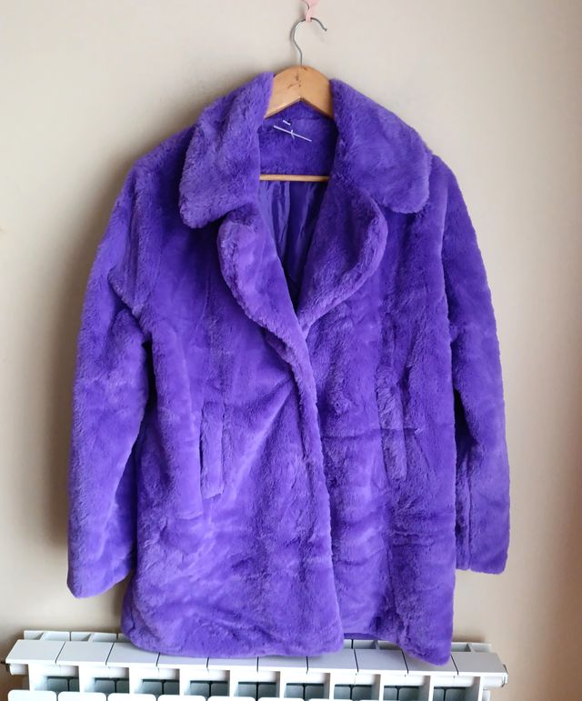 Abrigo pelo morado elegante nuevo