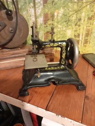 Mini Máquina de Coser Antigua