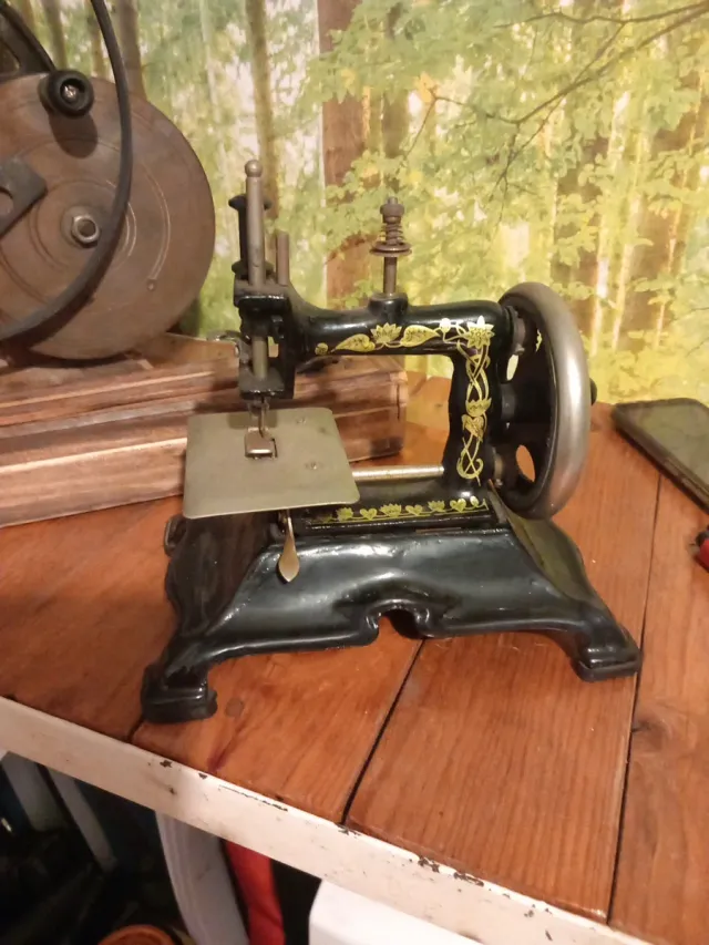 Mini Máquina de Coser Antigua