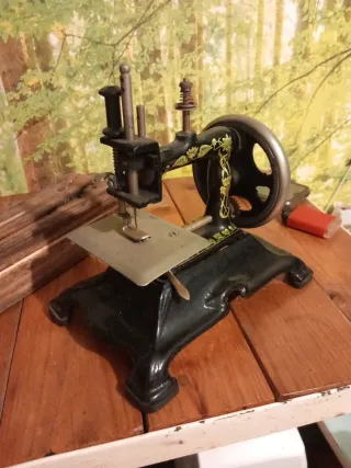 Mini Máquina de Coser Antigua