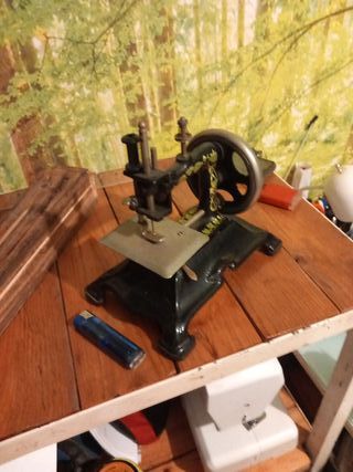 Mini Máquina de Coser Antigua
