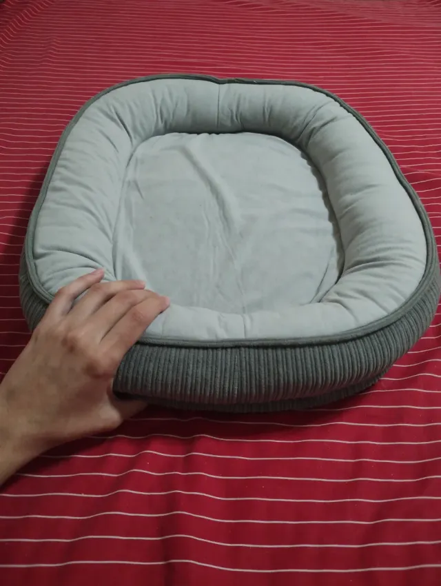 Cama para mascotas pequeña gris