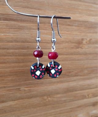 Orecchini fatti a mano con perline rosse