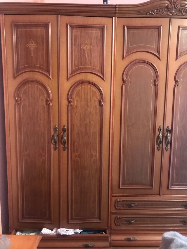 Armario clásico de madera