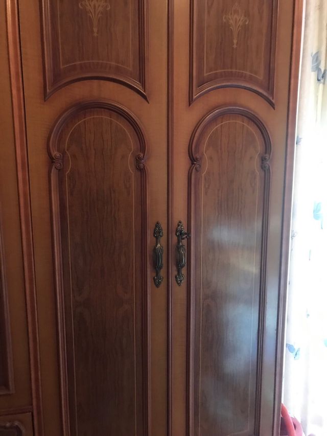 Armario clásico de madera