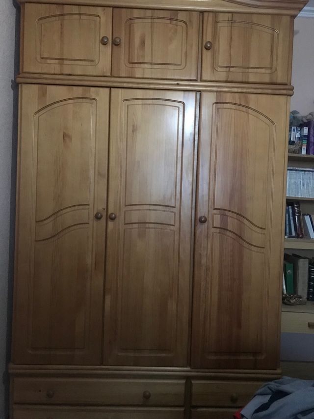 Armario de pino