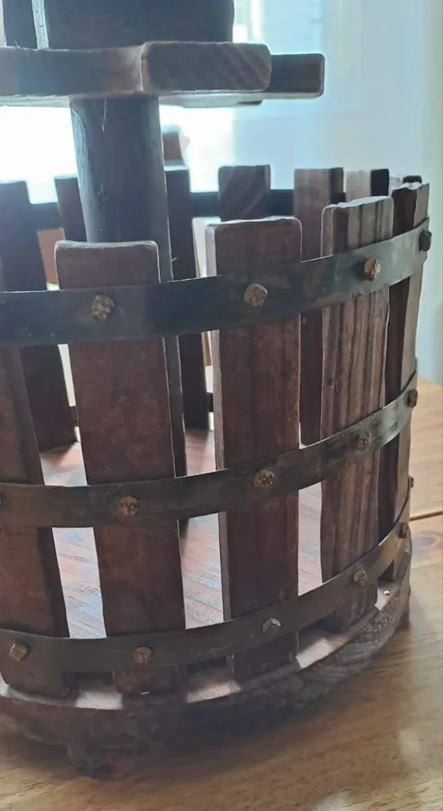 PRENSA DE VINO / BOTELLERO