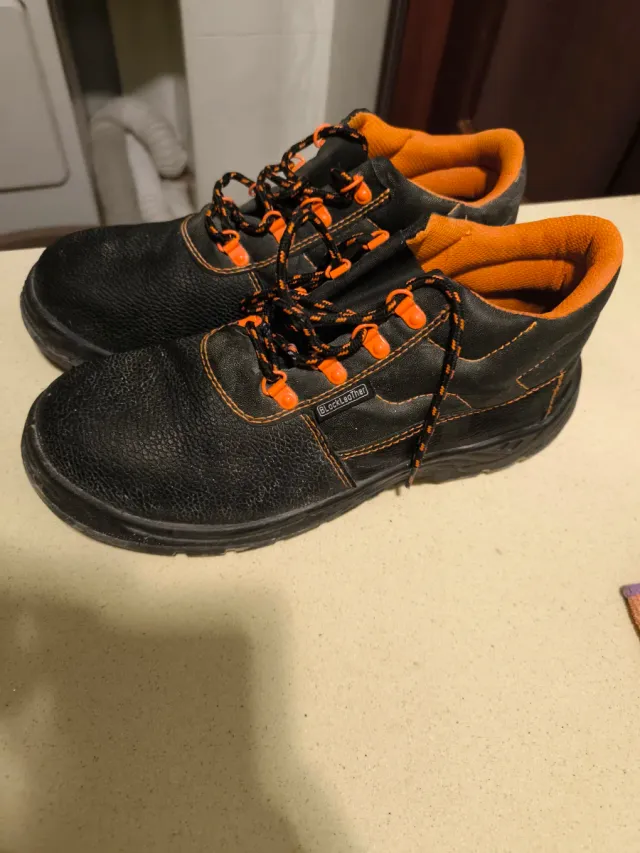 Stivali di sicurezza neri e arancioni