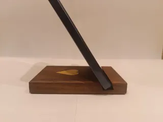 Supporto telefono legno artigianale con intarsio