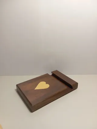 Supporto telefono legno artigianale con intarsio