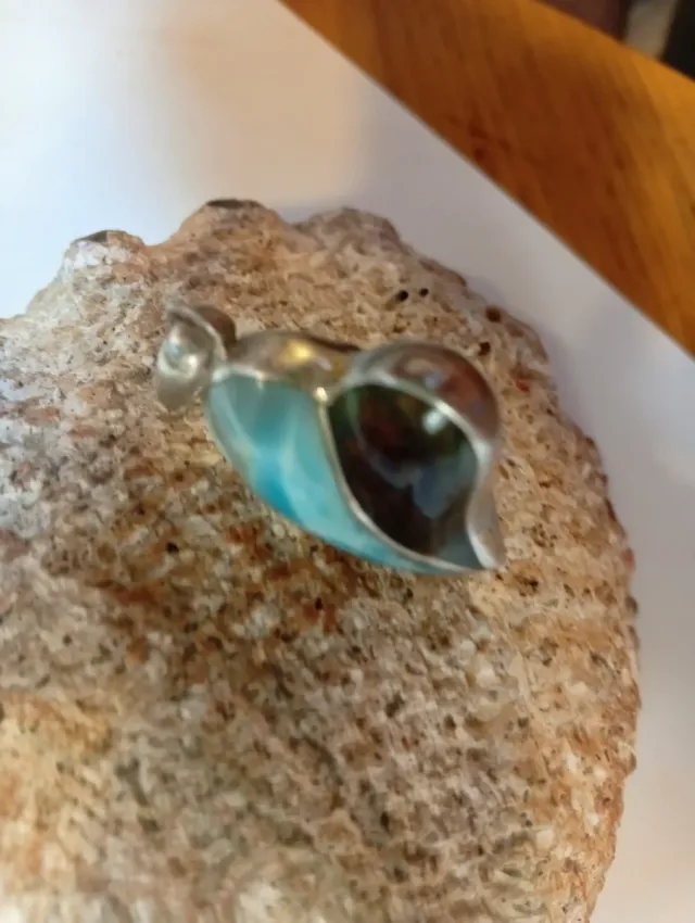 Prezzo 2,5 È al grammo.
Ciondolo in Larimar e argento 