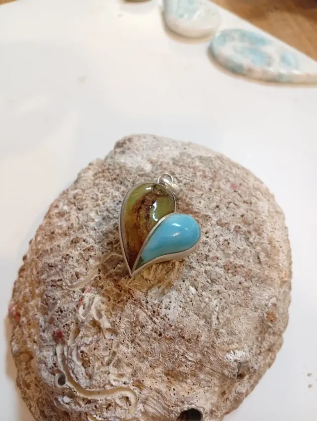 Prezzo 2,5 È al grammo.
Ciondolo in Larimar e argento 