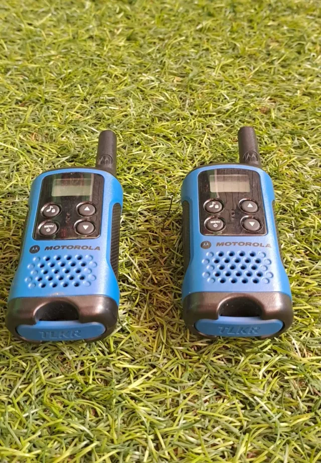 2 WALKIE TALKIES MOTOROLA