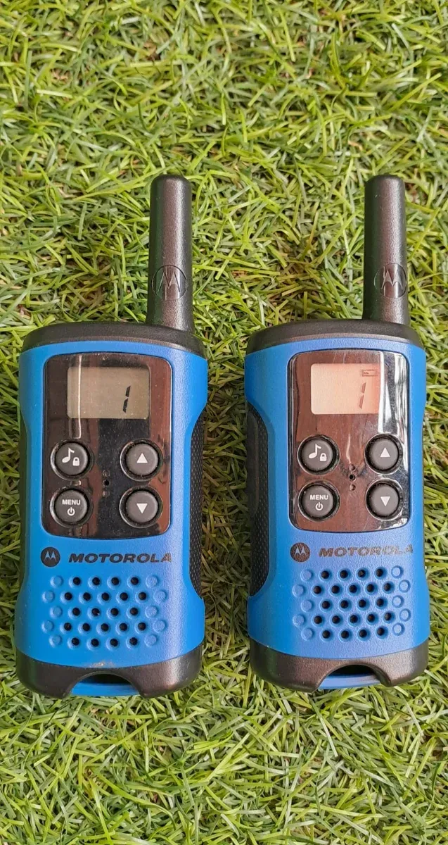 2 WALKIE TALKIES MOTOROLA