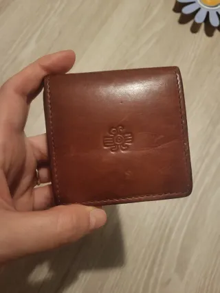 Monedero de piel marrón