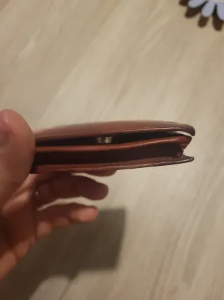 Monedero de piel marrón