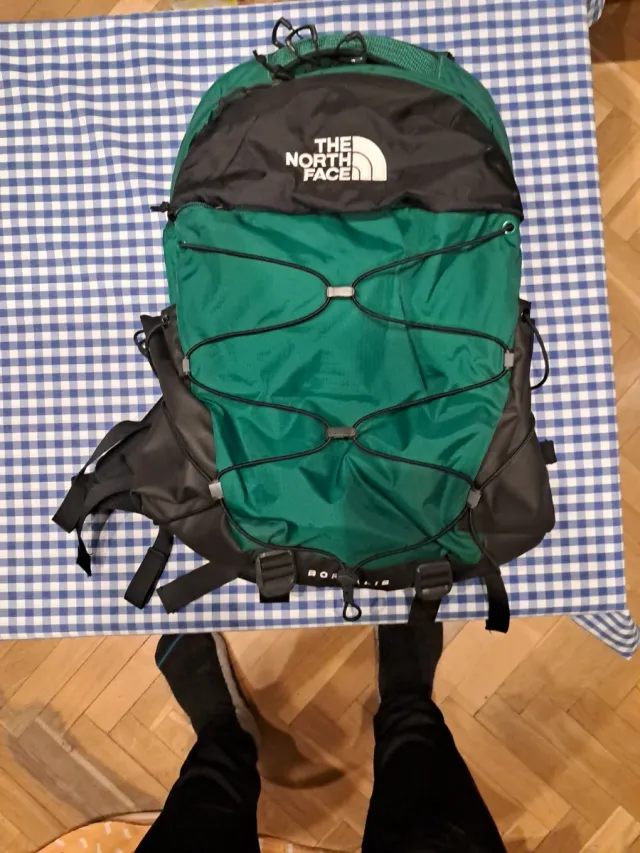 Mochila The North Face verde y negra