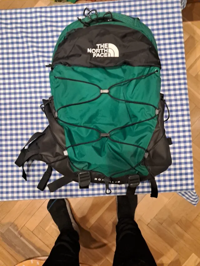 Mochila The North Face verde y negra