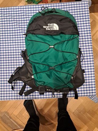 Mochila The North Face verde y negra