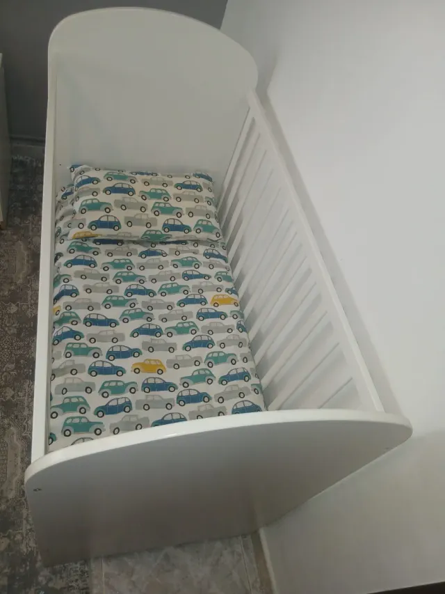 Cuna de bebé blanca con estampado de coches