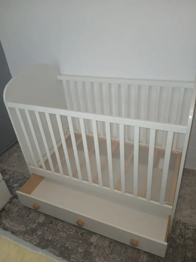 Cuna de bebé blanca con estampado de coches