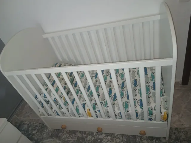 Cuna de bebé blanca con estampado de coches