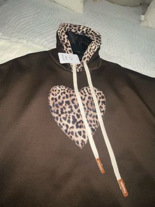 Sudadera marrón con corazón estampado