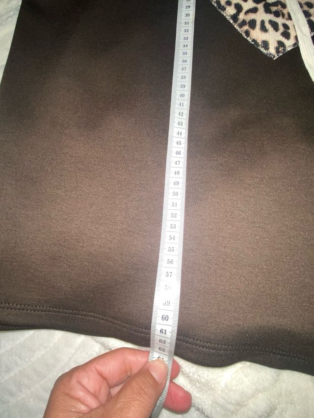 Sudadera marrón con corazón estampado