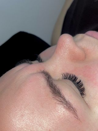 ESPECIALISTA EN PESTAÑAS Y EXTENSIONES