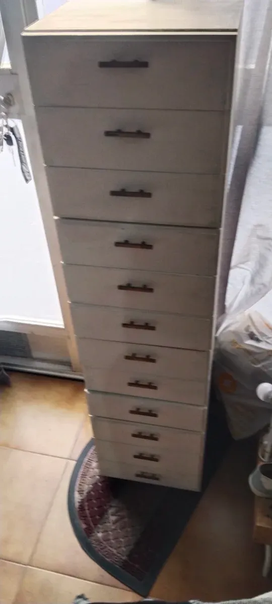 Estantería alta con 12 cajones. Madera maciza.
