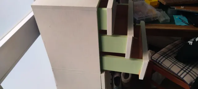 Estantería alta con 12 cajones. Madera maciza.