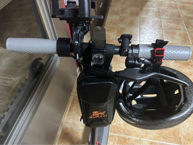 Patinete eléctrico con accesorios