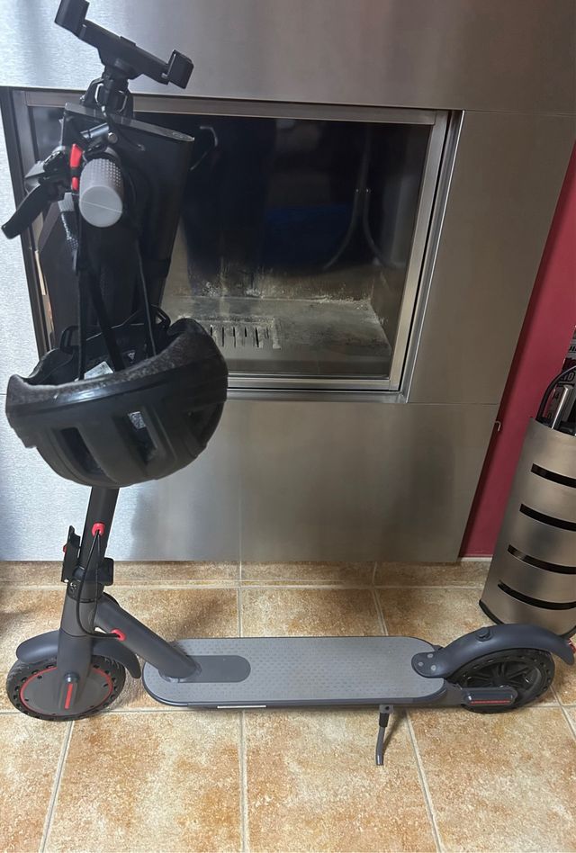 Patinete eléctrico con accesorios