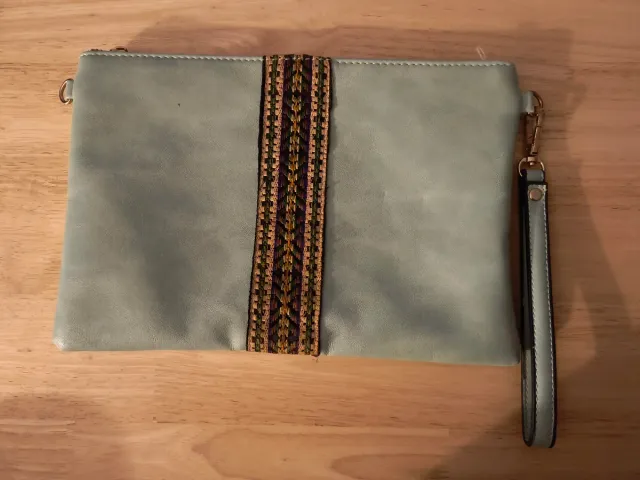 Bolso de mano azul con adorno