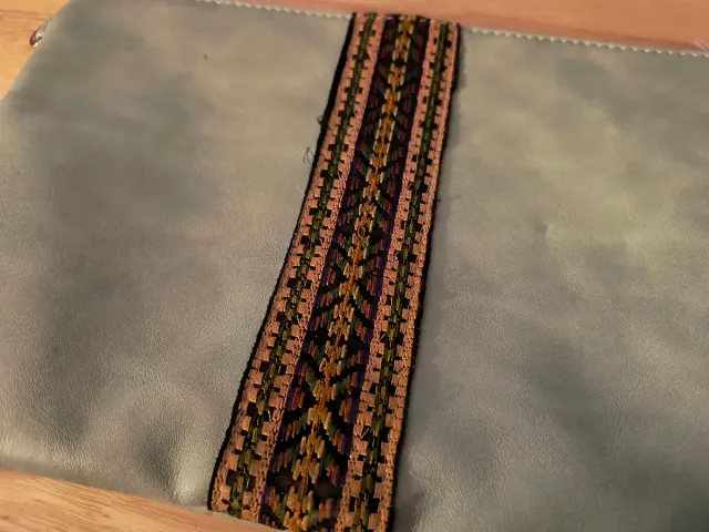 Bolso de mano azul con adorno