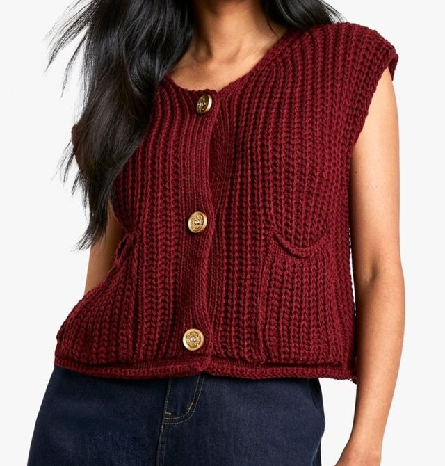 Chaleco de punto rojo con botones dorados