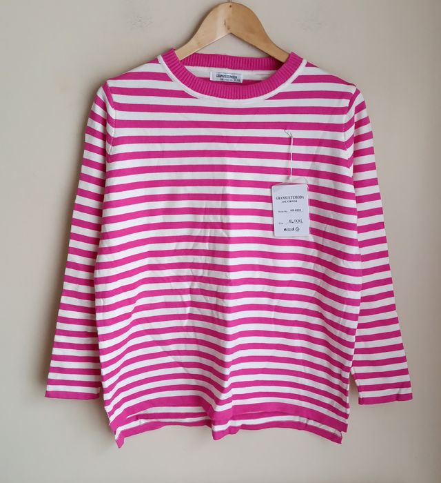 Chaleco de punto rojo con botones dorados