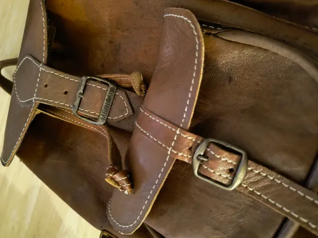 Mochila de cuero marrón