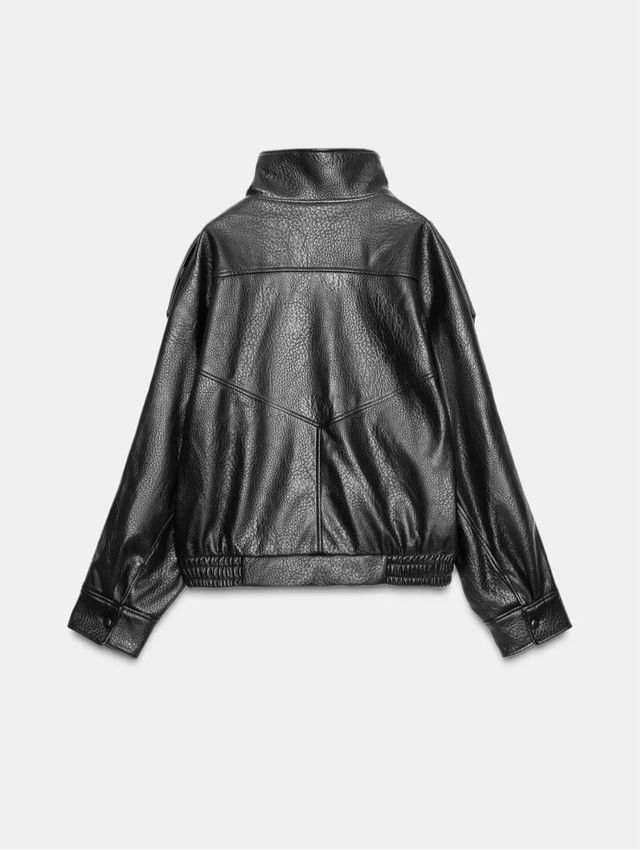 Cazadora efecto piel Zara viral