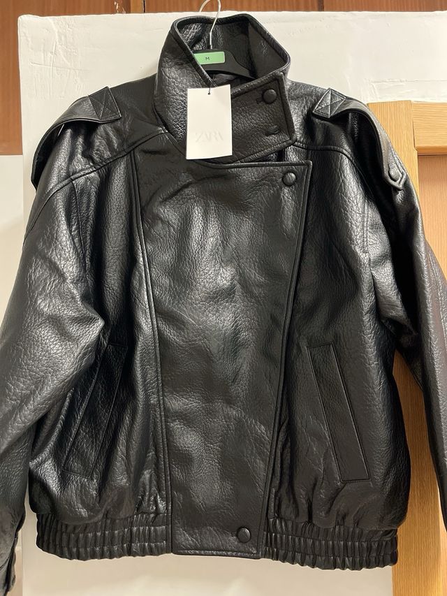 Cazadora efecto piel Zara viral