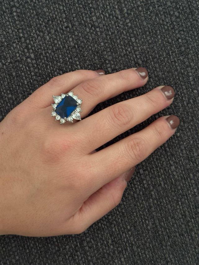 Anello stile Liz Taylor blu e argento