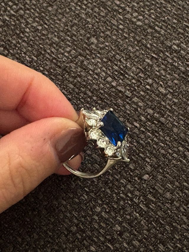 Anello stile Liz Taylor blu e argento